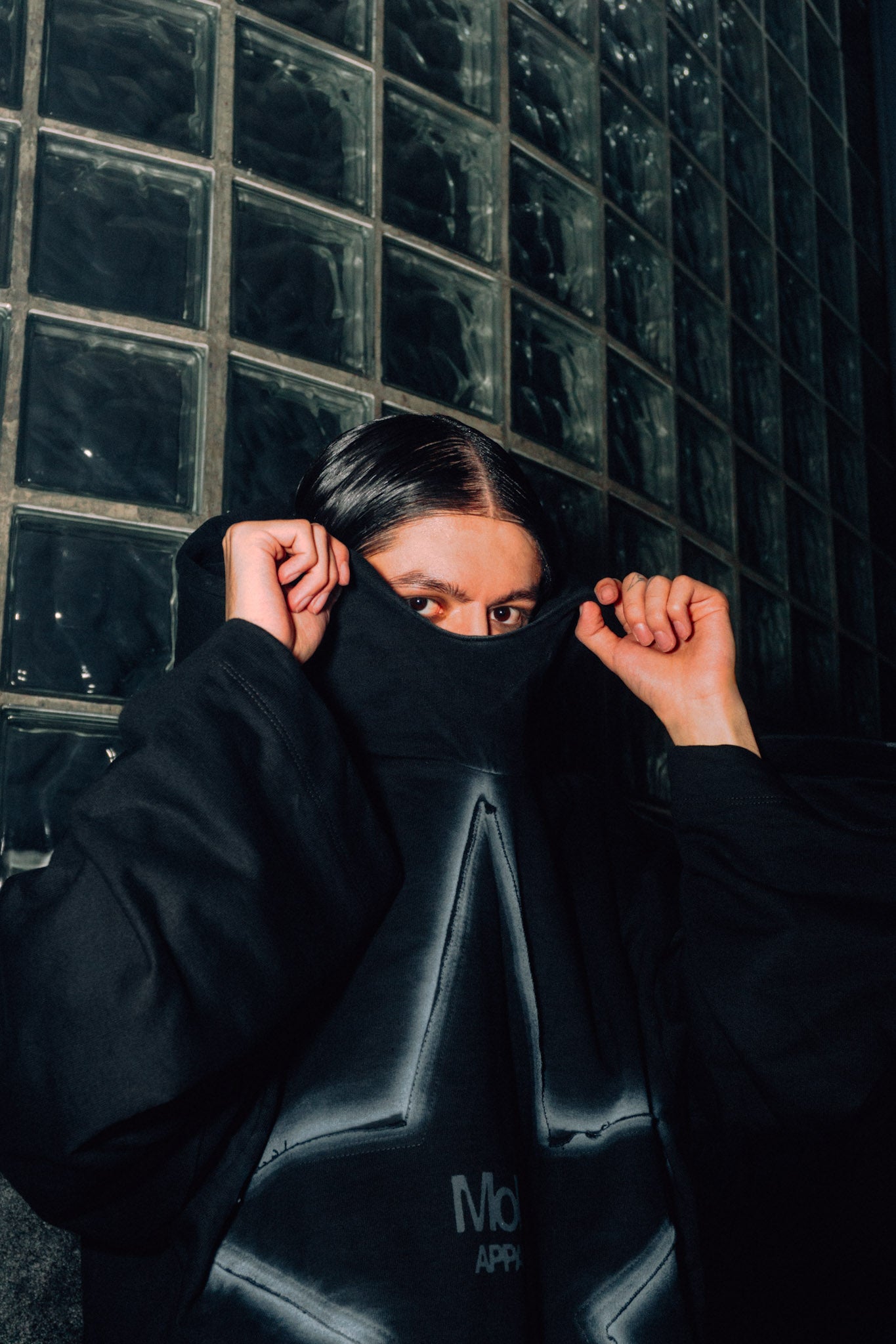 Hoodie Negra Pesada MoMo Apparel